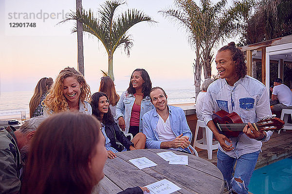 Freunde bei einer Party am Strand  Plettenberg Bay  Western Cape  Südafrika