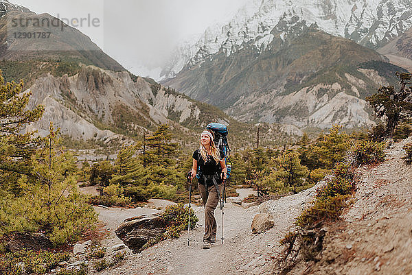 Wanderer auf der Spur  Annapurna Circuit  Himalaya  Manang  Nepal