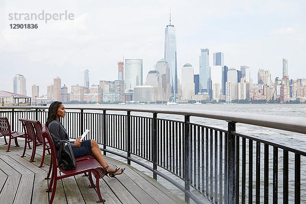 Geschäftsfrau mit digitalem Tablet  Skyline von New York City im Hintergrund
