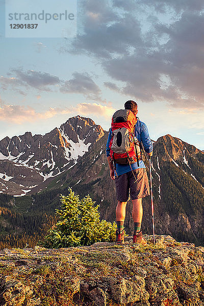 Wanderer auf Berggipfel  Mount Sneffels  Ouray  Colorado  USA