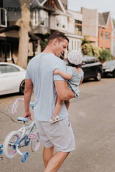 Mann mit Tochter auf der Straße