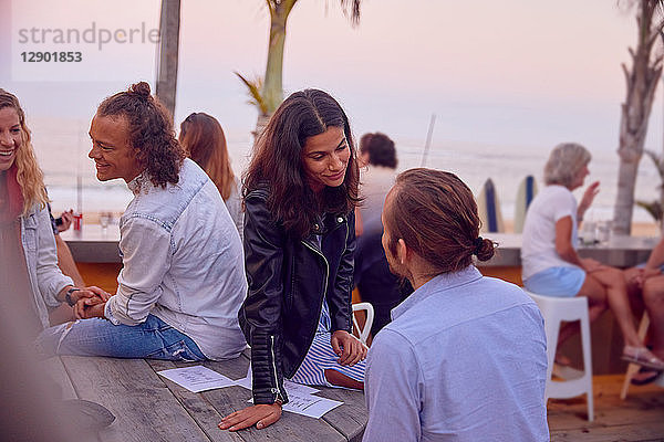 Freunde bei einer Party am Strand  Plettenberg Bay  Western Cape  Südafrika