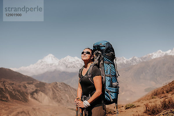 Wanderer auf dem Gipfel  Annapurna Circuit  Himalaya  Dhaulagiri- und Tukuche-Gebirge im Hintergrund  Muktinath  Nepal