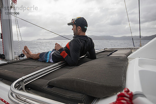 Mann entspannt sich auf Segelboot  Britische Jungferninseln