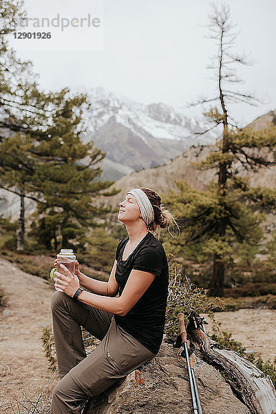 Wanderer macht Pause auf dem Weg  Annapurna-Rundweg in Muktinath  Himalaya  Nepal