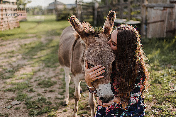 Frau küsst Esel
