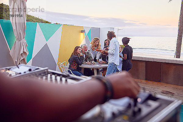 Freunde bei einer Party am Strand  Plettenberg Bay  Western Cape  Südafrika