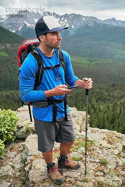 Wanderer auf Berggipfel  Mount Sneffels  Ouray  Colorado  USA