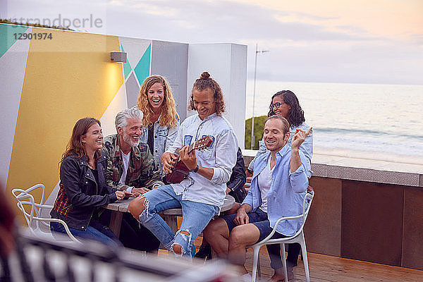 Freunde bei einer Party am Strand  Plettenberg Bay  Western Cape  Südafrika