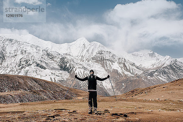 Wanderer auf der Spur  Annapurna Circuit  Himalaya  Manang  Nepal