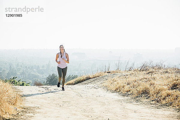 Frau joggt auf dem Hügel