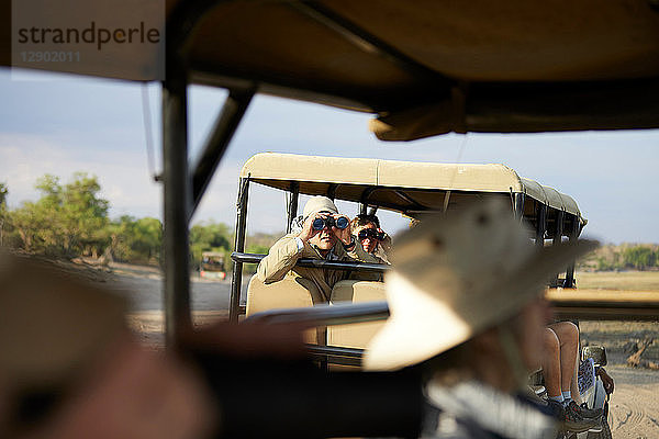 Touristen auf Safari-Tour  Kasane  Nordwesten  Botswana