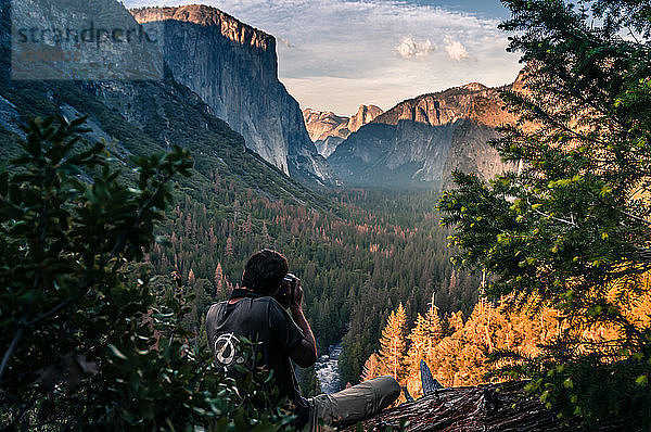Bergsteiger beim Fotografieren von Gebirgsketten  Yosemite National Park  Kalifornien  USA
