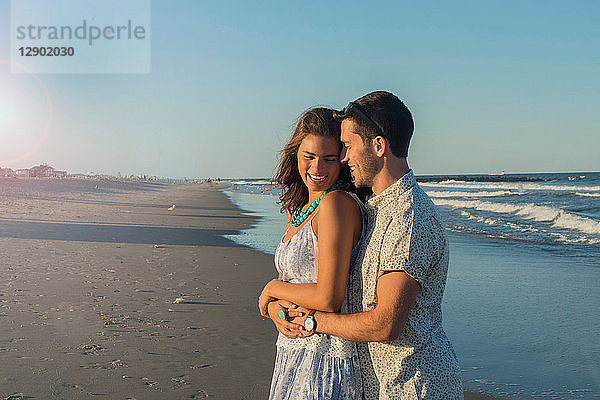 Romantisches junges Paar umarmt sich am Strand  Spring Lake  New Jersey  USA