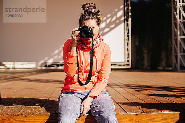 Frau auf der Bühne  die fotografiert