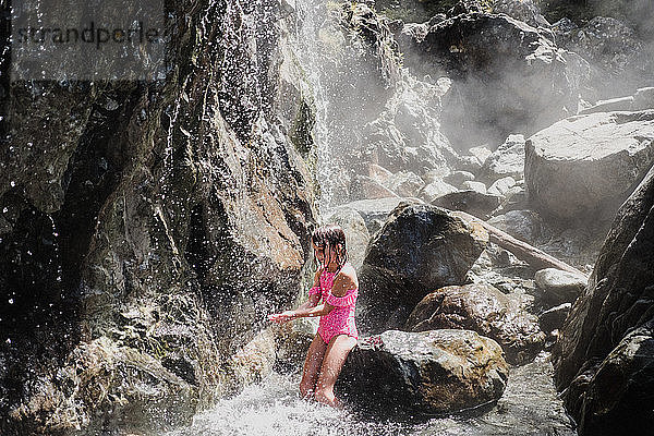 Mädchen spielt im Wasserfall  Tofino  Kanada