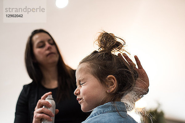 Mutter räumt der Tochter die Haare auf