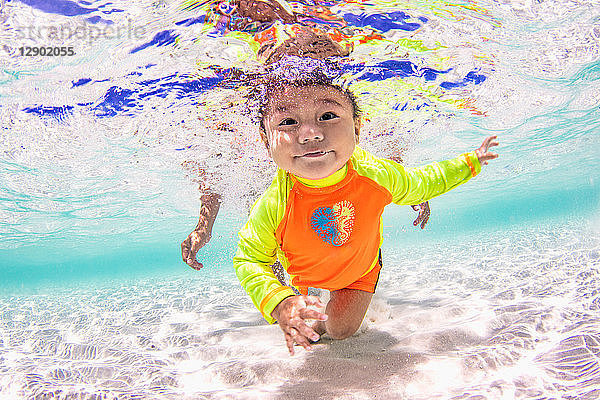 Babyschwimmen im Ozean