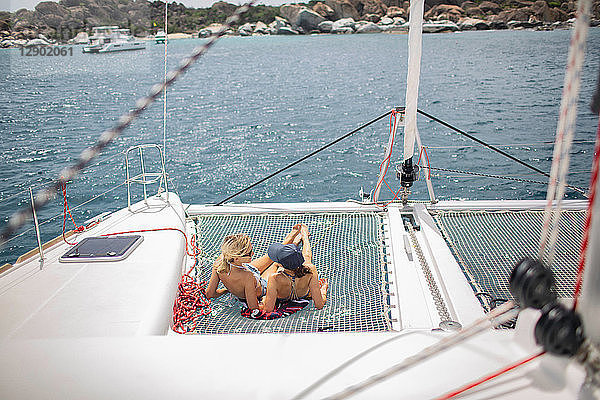 Zwei junge Frauen entspannen sich auf einem Segelboot  Britische Jungferninseln