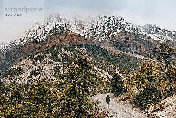 Wanderer auf der Spur  Annapurna Circuit  Himalaya  Manang  Nepal