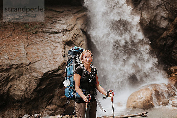 Wanderer vor dem Wasserfall  Annapurna Circuit  Himalaya  Manang  Nepal