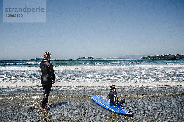 Vater und Tochter beim Surfen am Strand  Tofino  Kanada