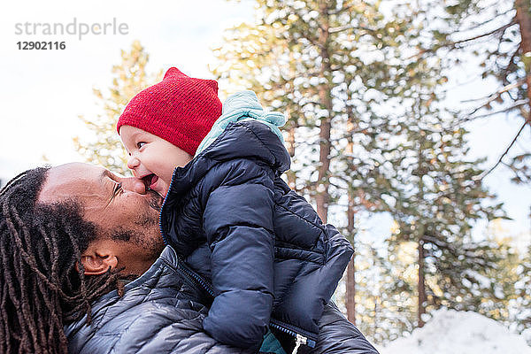 Vater von Angesicht zu Angesicht mit seinem kleinen Sohn im Winterwald  South Lake Tahoe  Kalifornien  USA
