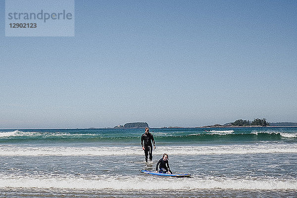 Vater und Tochter beim Surfen am Strand  Tofino  Kanada