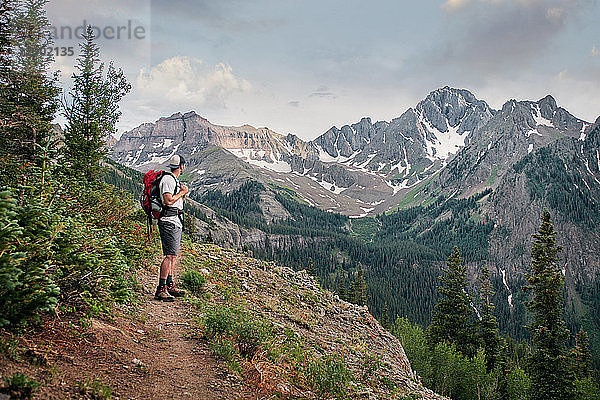 Wanderer auf Berggipfel  Mount Sneffels  Ouray  Colorado  USA