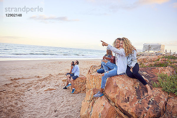 Freunde entspannen am Strand  Plettenberg Bay  Western Cape  Südafrika