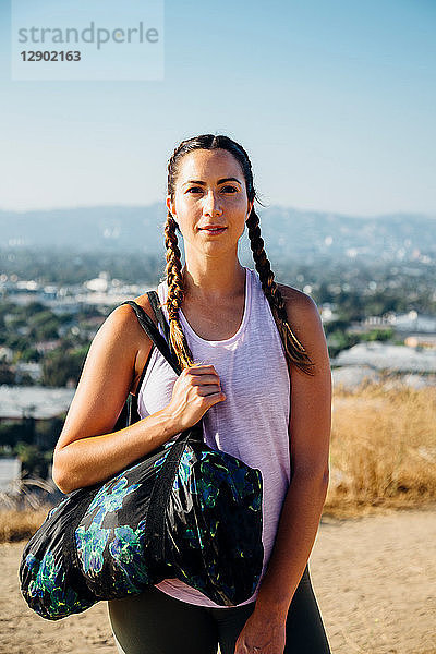 Frau trägt Sporttasche auf dem Hügel  Los Angeles  USA