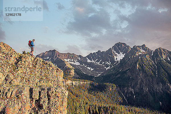 Wandernder Mann  Mount Sneffels  Ouray  Colorado  USA