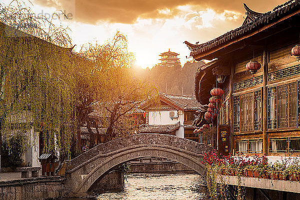 Altstadt von Lijiang bei Sonnenaufgang  Yunnan  China