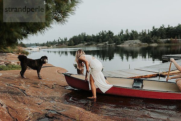 Ehepaar und Haushund verlassen das Boot  Algonquin Park  Kanada