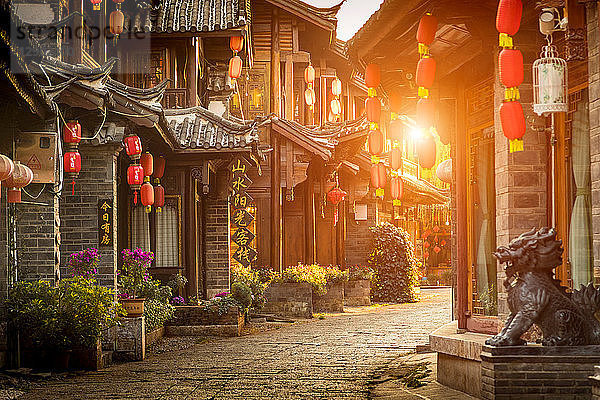Altstadt von Lijiang bei Sonnenaufgang  Yunnan  China