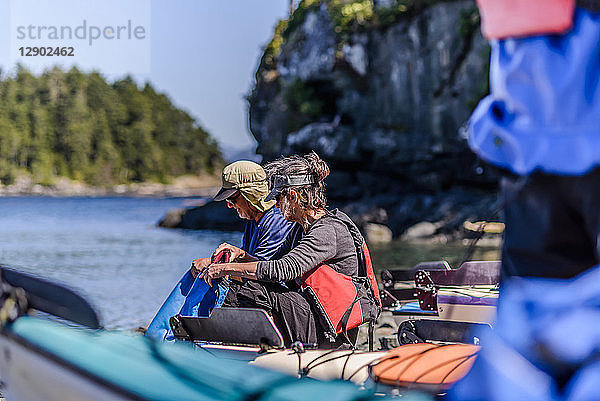 Ehepaar auf Kajakfahrt  Johnstone Strait  Telegraph Cove  Kanada