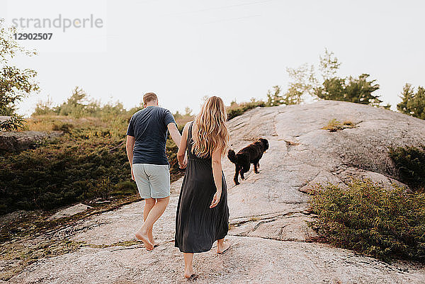 Spaziergang eines Paares mit einem Hund  Algonquin Park  Kanada