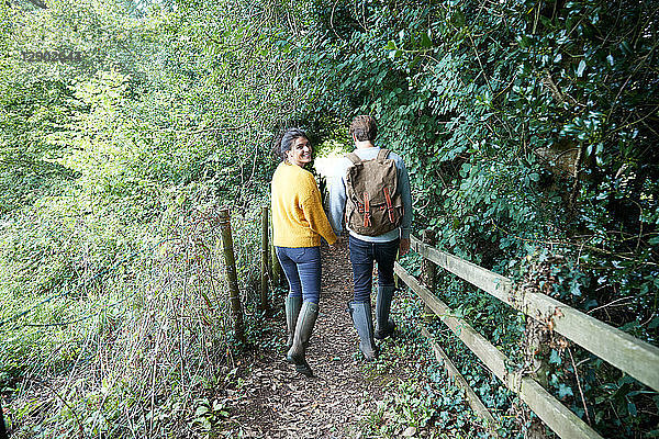 Wandererpaar beim Wandern auf dem Land