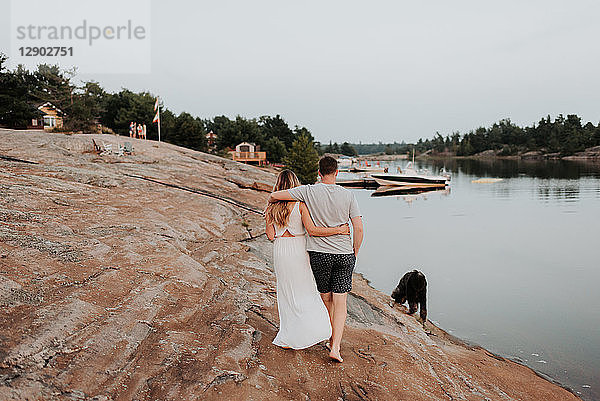 Spaziergang eines Paares mit einem Hund  Algonquin Park  Kanada