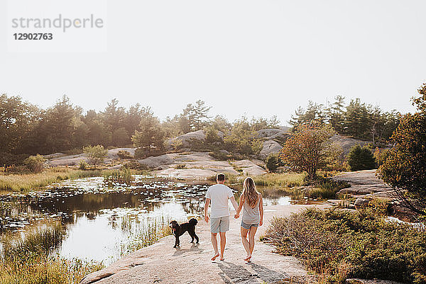 Spaziergang eines Paares mit einem Hund  Algonquin Park  Kanada