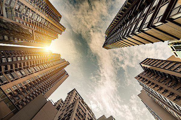 Sonnenuntergang auf der Skyline eines Wolkenkratzers in Hongkong