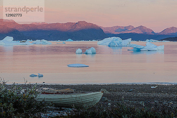 Boot am Strand  Eisberge und Gebirgsketten im Hintergrund  Narsaq  Vestgronland  Grönland
