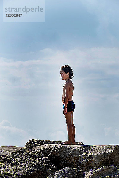 Junge am felsigen Strand