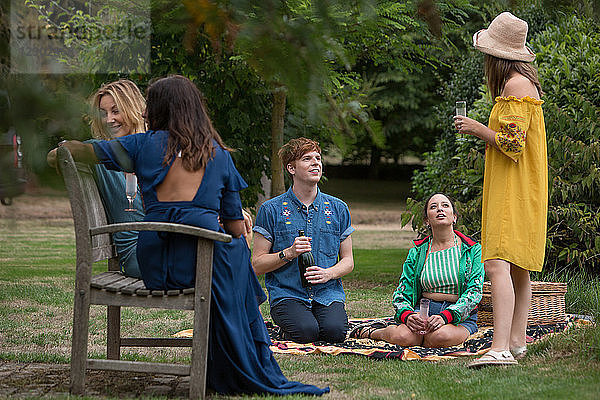 Freunde genießen Picknick auf dem Land