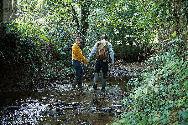 Wandererpaar beim Wandern im Bach