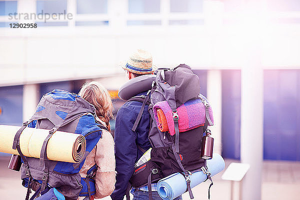 Backpacker-Paar betritt Flughafen