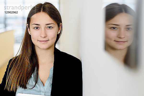 Geschäftsfrau und ihr Spiegelbild an der Wand