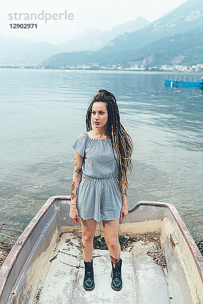 Frau im Boot auf dem See  Como  Lombardei  Italien