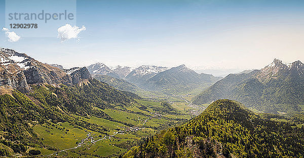 Sonniger Tag  Französische Alpen  Parc naturel régional du Massif des Bauges  Chatelard-en-Bauges  Rhône-Alpes  Frankreich