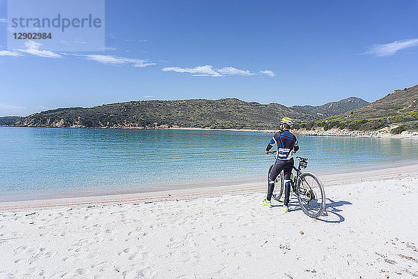 Radfahrer am Strand  Villasimius  Sardinien  Italien